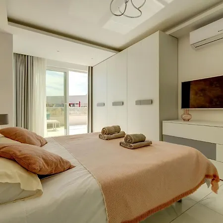 Super Luxury Penthouse With Hot Tub And Pool